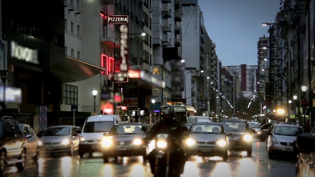 雨夜，阿根廷布宜诺斯艾利斯Corrientes大道上的交通状况。视频素材