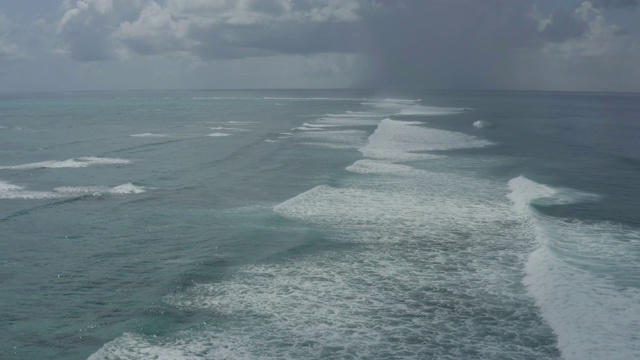 在加勒比海的大特克岛附近，一个暴风雨的海面与大浪的航拍视频素材