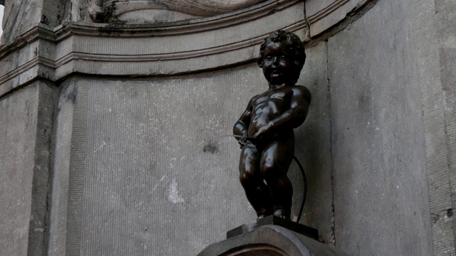 “撒尿小童”(Manneken Pis)是一座著名的青铜雕塑，位于比利时的春天视频素材