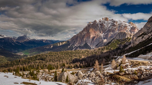 从Dolomites山脉的Passo Falzarego日出，4k时间视频素材