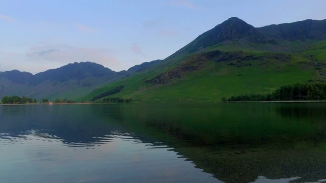 湖面和山脉在日落在平静的一天，在湖区，英国视频素材