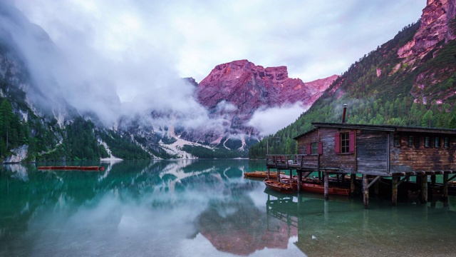 意大利Dolomites山顶的Braies湖(Lago di Braies)与晨雾和阳光的自然景观视频素材