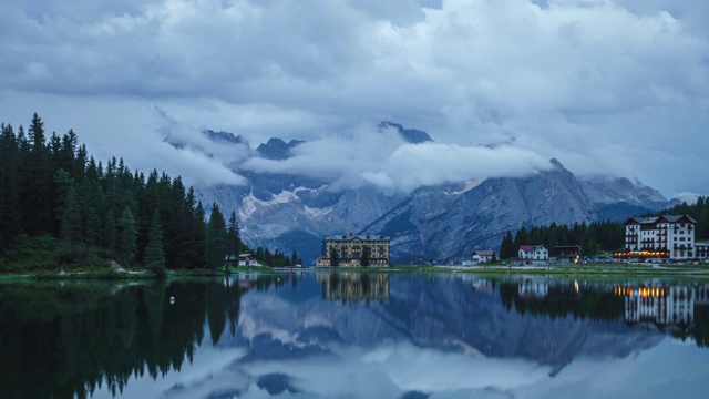 美丽的日落在米苏里纳湖，自然景观在Dolomites，意大利视频素材