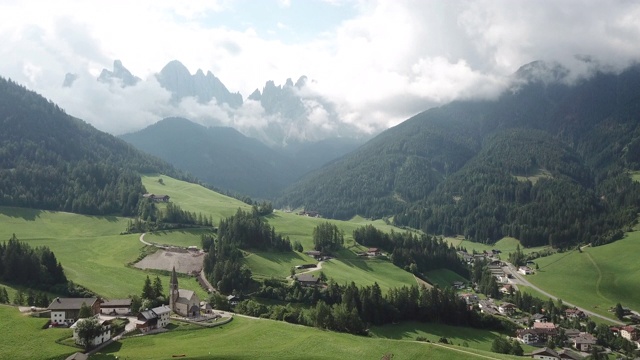 风景与圣乔瓦尼教堂和小村庄在Val di Funes，白云石阿尔卑斯山，南蒂罗尔，意大利，欧洲视频素材