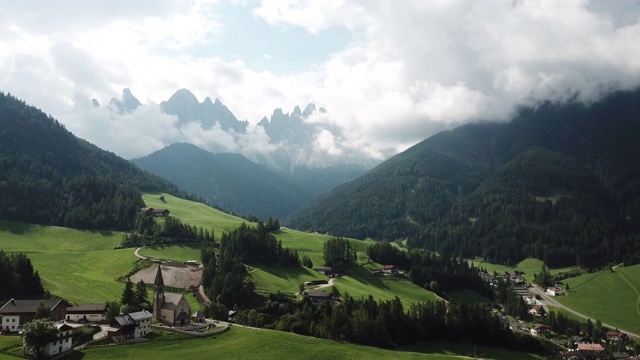 风景与圣乔瓦尼教堂和小村庄在Val di Funes，白云石阿尔卑斯山，南蒂罗尔，意大利，欧洲视频素材