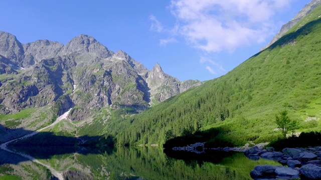 波兰塔特拉山脉的美丽山湖黎明时分视频素材