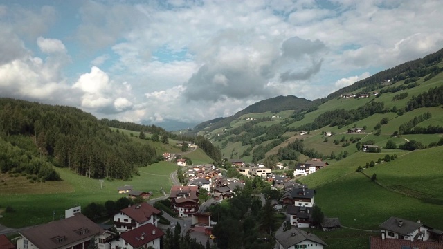 风景与圣乔瓦尼教堂和小村庄在Val di Funes，白云石阿尔卑斯山，南蒂罗尔，意大利，欧洲视频素材