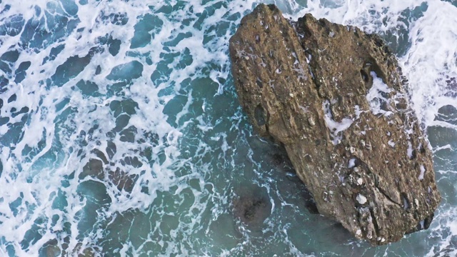 海浪撞击岩石的慢动作。视频素材