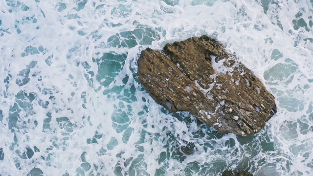 海浪撞击岩石的慢动作。视频素材