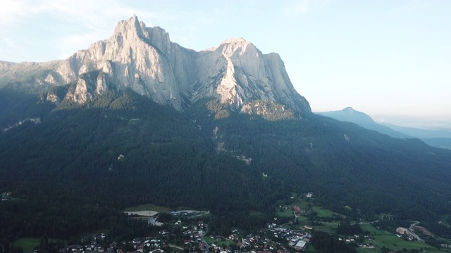 鸟瞰图的日出景观崎岖的山峰Schlern山与alpenglow在南蒂罗尔山谷，意大利，欧洲视频素材