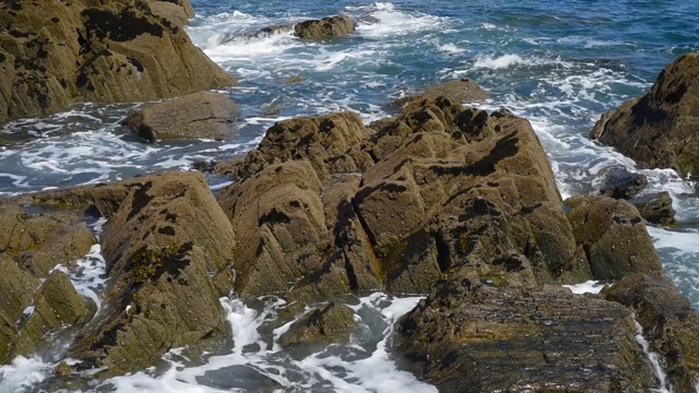 海浪拍打着岩石，布列塔尼角。视频素材