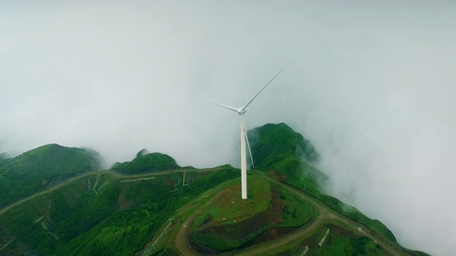 中国贵州乌蒙草原上的风力发电机鸟瞰图。视频素材