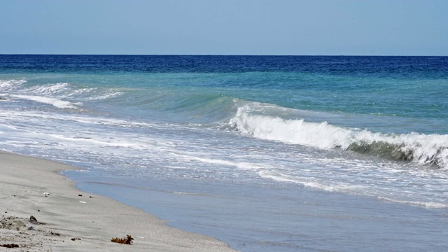 热带海滩主题:加勒比岛屿海滩上的海浪。视频素材