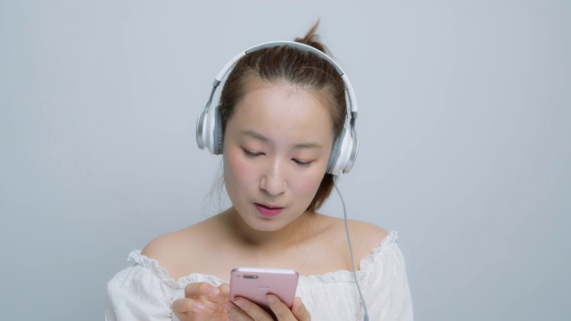 在家听音乐的女人视频素材