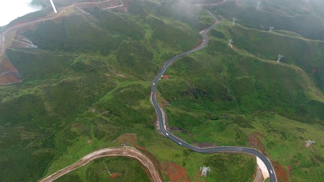 中国贵州山区公路鸟瞰图。视频素材