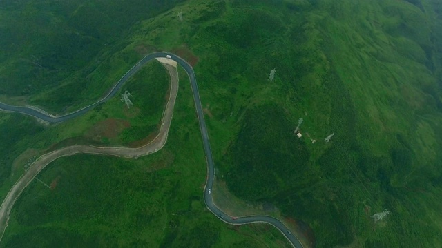 中国贵州山区公路鸟瞰图。视频素材