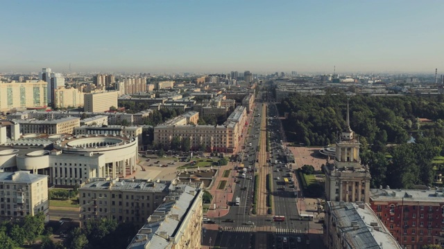 汽车在十字路口移动的超光速鸟瞰图视频素材