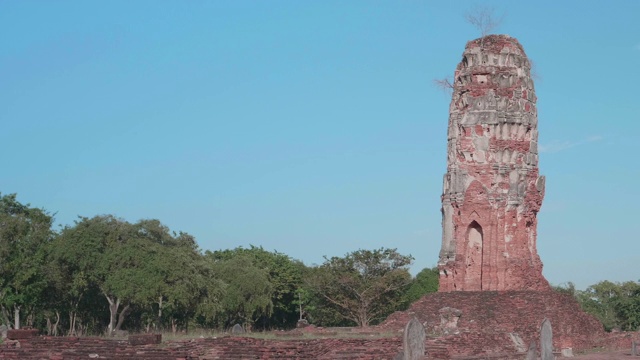 泰国大城府Lokayasutharam寺宝塔;平移运动视频素材