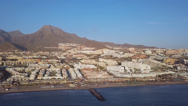 Playa de las Americas度假村和Playa de Fanabe海滩的航空全景图，特内里费，加那利群岛，西班牙。视频素材