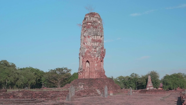 泰国大城府Lokayasutharam寺宝塔;缩小运动视频素材