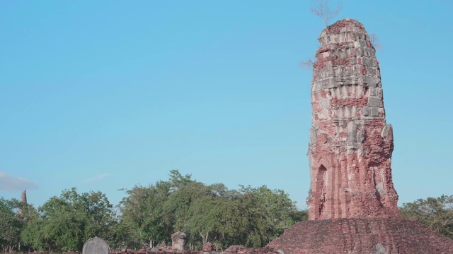 泰国大城府Lokayasutharam寺宝塔;缩小运动视频素材