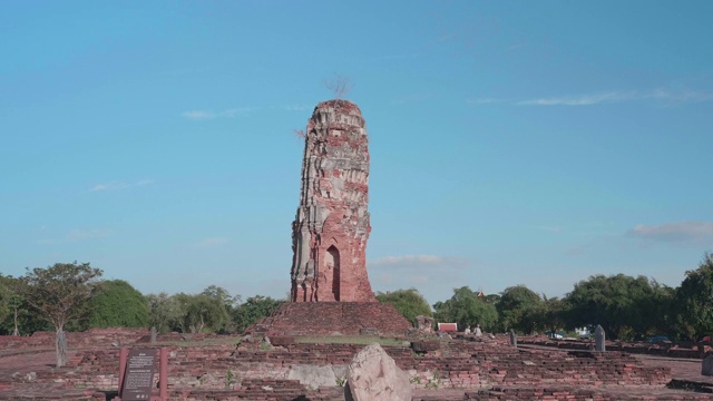 泰国大城府Lokayasutharam寺宝塔;缩小运动视频素材