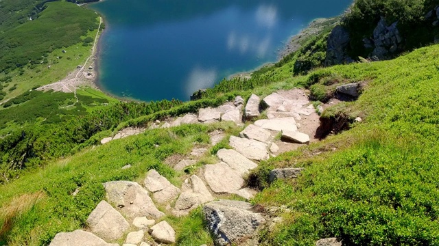 从Czarny Staw Gasienicowy到Kościelec在夏天，塔特拉山脉，波兰视频素材