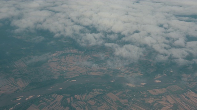 朵朵白云高高飘在地面上视频素材