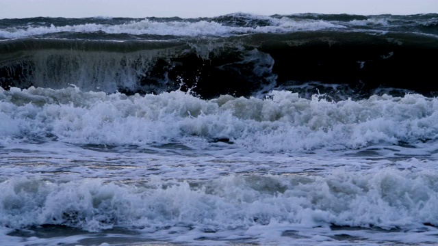 极其巨大的海浪冲击海岸，太平洋美丽的海浪。超级慢动作。暴风雨中的海浪。强烈的海洋热带飓风。全球变暖。恶劣天气气旋飓风风。视频素材