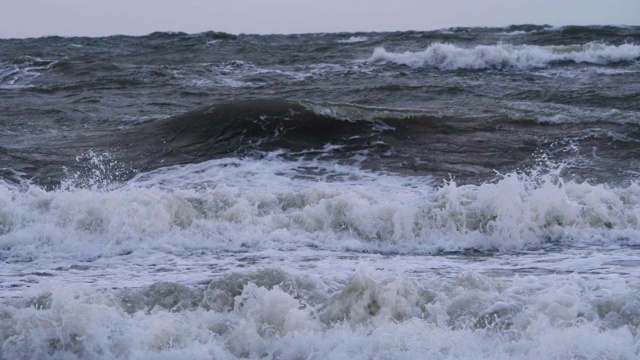 极其巨大的海浪冲击海岸，太平洋美丽的海浪。超级慢动作。暴风雨中的海浪。强烈的海洋热带飓风。全球变暖。恶劣天气气旋飓风风。视频素材