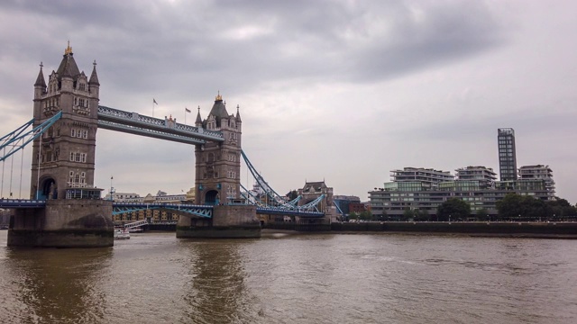 4k Hyperlapse of The Shard and Tower bridge in cloudy in London英国伦敦多云的碎片大厦和塔桥视频素材