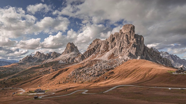 在Dolomites的Passo Giau在秋天，时间流逝视频素材