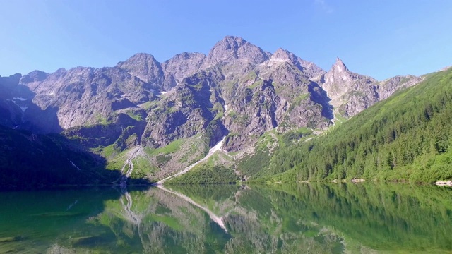 波兰塔特拉山脉日出时美丽的湖泊视频素材