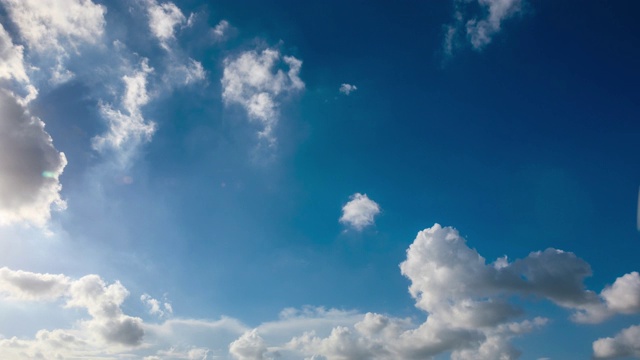 美丽的蓝天和快速移动的云与太阳。天空的云彩自然背景。视频素材