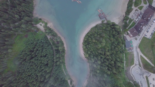 鸟瞰图的自然景观在湖布雷埃斯(拉戈迪布雷埃斯)与晨雾和阳光在山顶的多洛米特，意大利视频素材