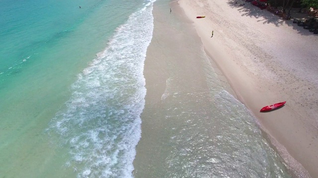 鸟瞰海滩与海浪和游客度假视频素材