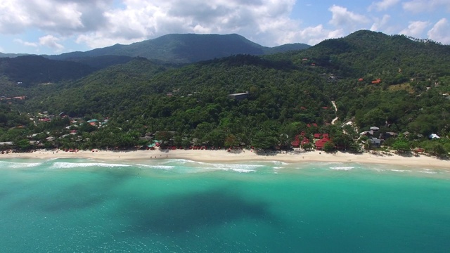 鸟瞰岛屿与天堂海滩。4K。视频素材