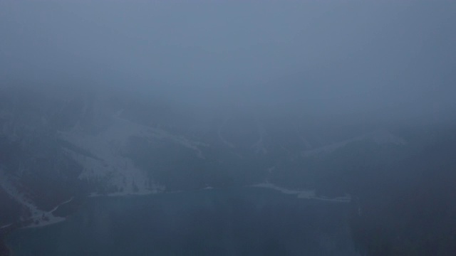 鸟瞰图的自然景观在湖布雷埃斯(拉戈迪布雷埃斯)与晨雾和阳光在山顶的多洛米特，意大利视频素材