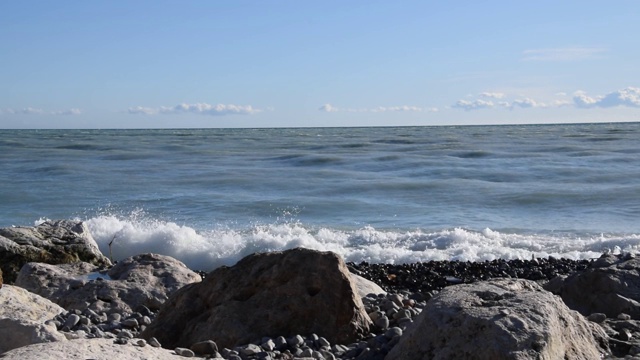 海浪拍打着多岩石的海滩视频素材