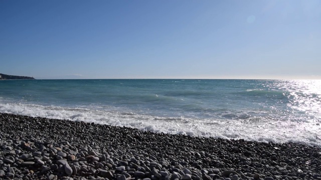 海浪拍打着卵石滩视频素材