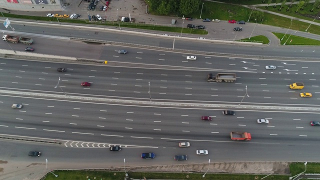 多车道公路鸟瞰图视频素材