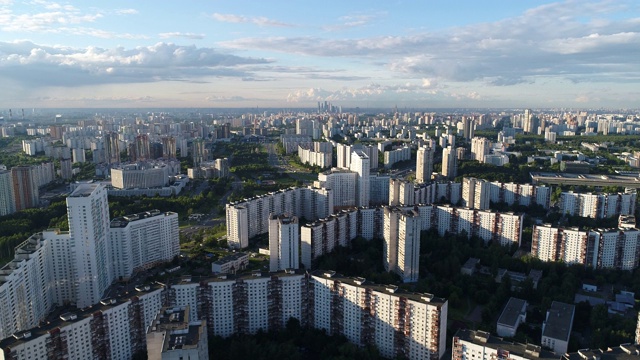 夏天从高处俯瞰这座城市视频素材