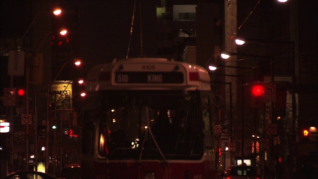 有轨电车在夜间沿铁路行驶。视频素材