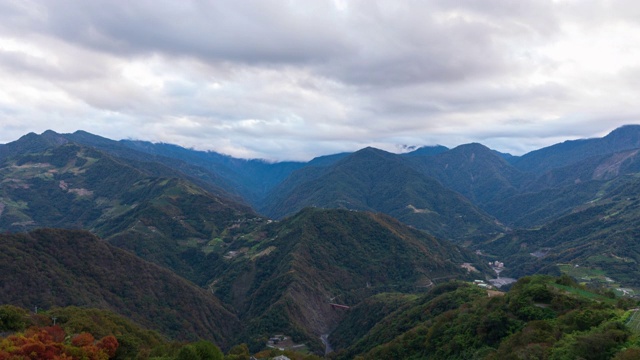 4K延时雾在山上和阳光透过云层在日出视频素材