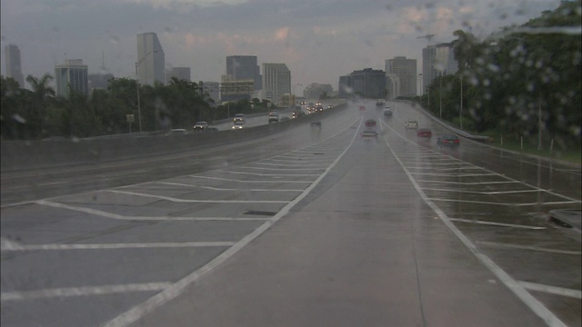 雨中车辆在潮湿的公路上行驶。视频素材