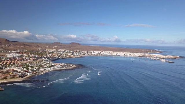 海浪撞击科拉雷霍海湾的鸟瞰图，富埃特文图拉视频素材