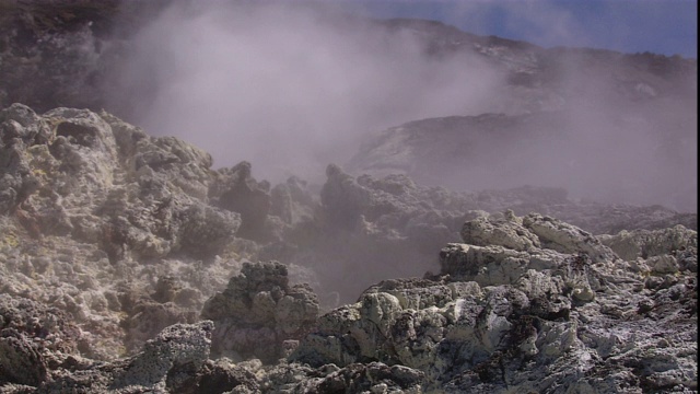 蒸汽从火山岩中翻腾而出。视频素材