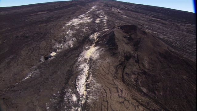 巨大的熔岩场包围着一座休眠火山。视频素材