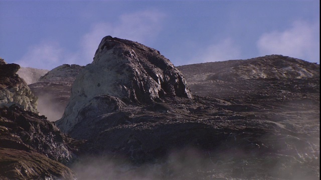 蒸汽从夏威夷的火山岩中升起。视频素材