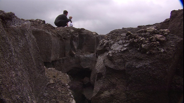 一名游客在火山国家公园的基拉韦厄火山口拍照。视频素材